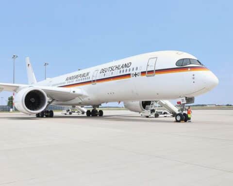 Flugzeug der Flugbereitschaft mit Fokus auf Verbesserung der Internetverbindung an Bord.