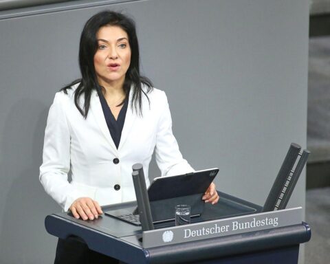 Katherina Reiche diskutiert Arbeitszeitreform für mehr Wachstum in Deutschland, betont Flexibilität und Produktivität.