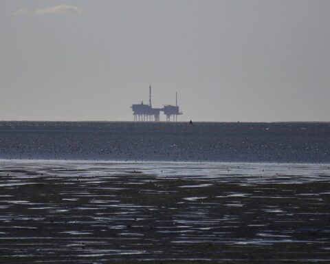 Gas-Bohrinsel im Meer, symbolisiert Deutschlands Bestrebungen zur Gasförderung und Ressourcensicherung.