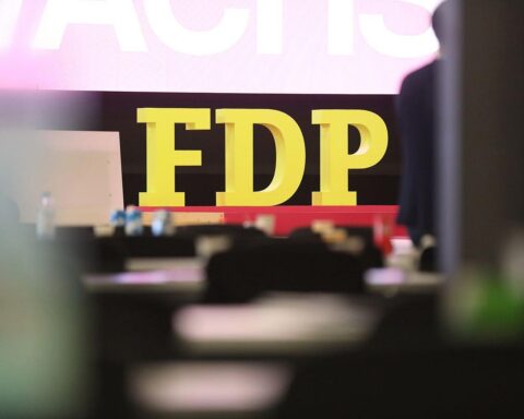 FDP-Logo vor Parteitag, symbolisiert die Krise und mögliche Zukunft der Liberalen.
