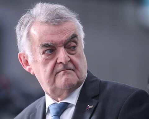 Herbert Reul präsentiert Polizeieffizienzinitiative in Düsseldorf, Fokus auf mehr Präsenz, weniger Bürokratie.