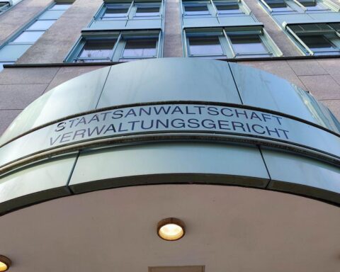 Ein Bild von einem Verwaltungsgericht mit Justizbeamten und Gerichtsdokumenten zur Reform.