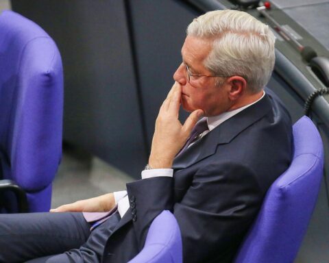 Norbert Röttgen spricht über europäische Verteidigungsfähigkeit und wirtschaftliche Wettbewerbsstärke beim Sicherheitsforum.