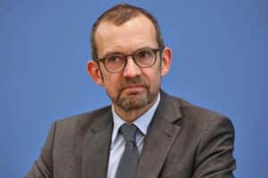 Thomas Röwekamp diskutiert Kampfdrohnen-Beschaffung für die Bundeswehr im Bundestag.