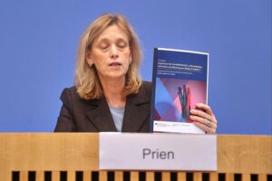 Karin Prien präsentiert Dunkelfeldstudie zu Gewalt, fordert mehr Hilfe für Betroffene.