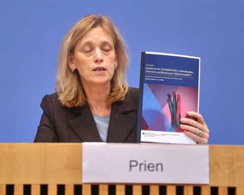 Karin Prien präsentiert Dunkelfeldstudie zu Gewalt, fordert mehr Hilfe für Betroffene.
