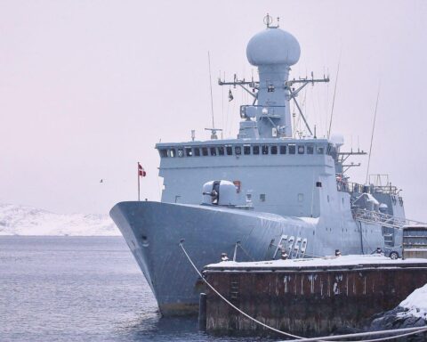 Dänisches Kriegsschiff im Polarmeer, symbolisiert internationale Sicherheitskooperation im Hohen Norden.