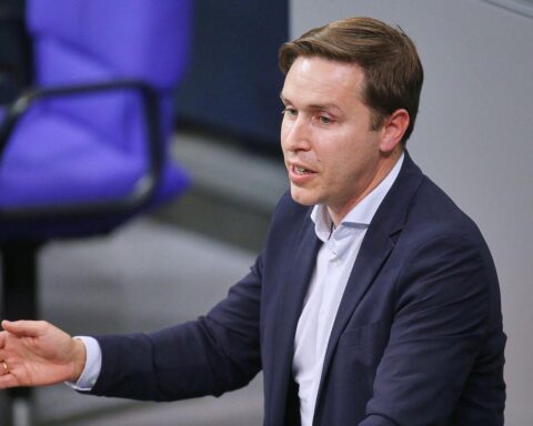 Esra Limbacher fordert Reformen und Veränderungsbereitschaft von der SPD und Bundesregierung.