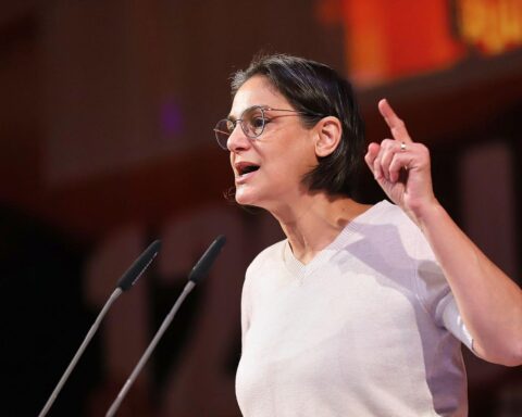 Serpil Midyatli spricht im Landtag über Integrationskurse und kritisiert Dobrindts Pläne zur Einschränkung.