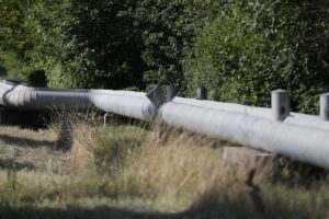 SPD Hamburg sieht kommunale Wärmeplanung durch Gebäudeenergiegesetz verunsichert Fernwärmeleitung in Hamburger Stadt, symbolisch für Veränderungen in der Energiepolitik und Klimaziele.