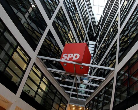 SPD-Logo im Willy-Brandt-Haus, das die Diskussion um Vielfalt und Migration symbolisiert.
