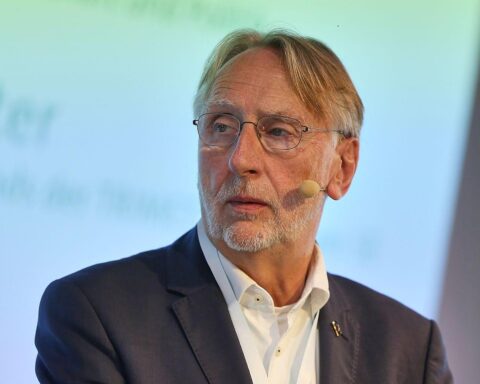 Bernd Lange spricht vor EU-Flagge, symbolisiert Handelsfreiheit und Stabilität gegen den Einfluss Chinas.
