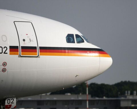 Regierungsjet mit Flagge, symbolisiert Deutschlands diplomatische Reise in die Golfregion zur Strategiefindung.