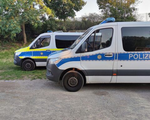 Polizisten in Uniform, die zusammenarbeiten; Betonen von Sicherheit und besserer Bezahlung.