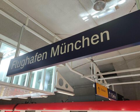 Bahnhof am Flughafen München, Passagiere warten, kritische Situation, SPD fordert Aufklärung und Maßnahmen.
