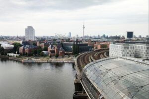 Blick über Berlin mit Fokus auf wichtige kulturelle und medizinische Institutionen der Stadt.