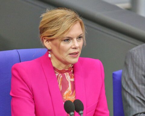 Politiker diskutieren Erwartungen der Bürger an Politik und Vertrauen in die Demokratie.