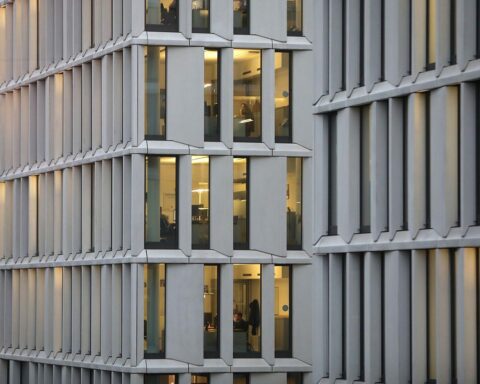 Ein modernes Büro mit engagierten Mitarbeitern, die produktiv zusammenarbeiten und Ideen austauschen.