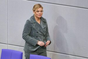 Julia Klöckner besucht Gaza, herannahende Kontroversen, kritische Stimmen und humanitäre Anliegen im Fokus.
