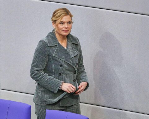 Julia Klöckner besucht Gaza, herannahende Kontroversen, kritische Stimmen und humanitäre Anliegen im Fokus.