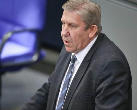 Andreas Schwarz spricht über Rüstungsprojekte und Bedenken hinsichtlich Peter Thiels Einfluss auf Stark.