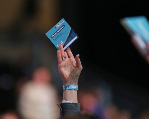 CDU-Parteitag: Abstimmung über Steueränderungen für Gutverdiener, Kontraste zwischen Parteien sichtbar.