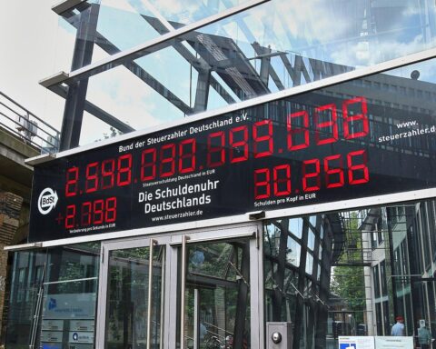 Schuldenuhr zeigt die wachsenden Staatsverschuldungen; Streit über Schuldenbremse in Koalition entfacht.