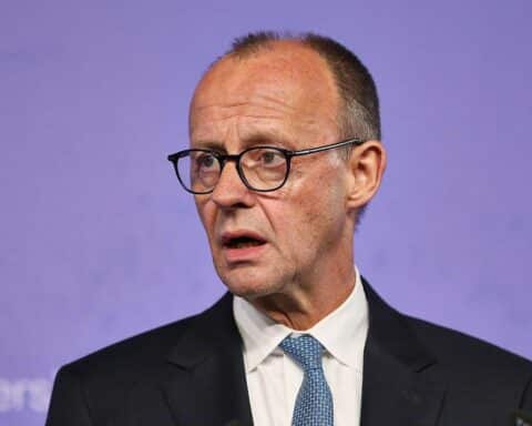 Friedrich Merz diskutiert Steuern, während die SPD eine gerechte Besteuerung hoher Einkommen fordert.