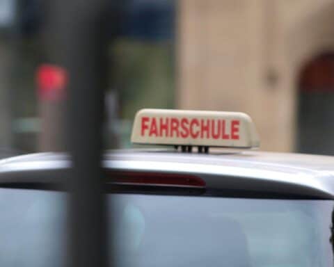 Junge Fahranfänger, Führerschein, Fahrschule, digitale Ausbildung, Kostensenkung, Schleswig-Holstein, Mobilität fördern.