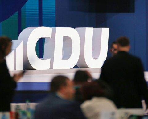 CDU-Logo mit Warnhinweis zu irreführendem Wahlkampf und digitaler Täuschung.