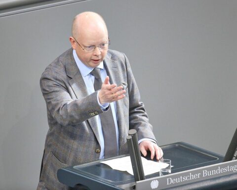 Stefan Seidler kritisiert gravierende Probleme bei Schwangerschaftsabbrüchen nach Krankenhausfusion in Flensburg.