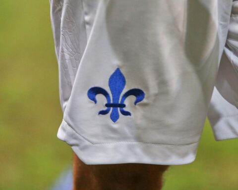 Darmstadt-Spieler beim Training, mit Fokus auf Teamgeist und Vorfreude auf das Testspiel.