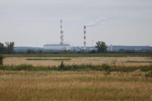 Ein Braunkohlekraftwerk bei Tagebau, symbolisiert Sachsens Energiepolitik und den Wechsel zu heimischer Energie.