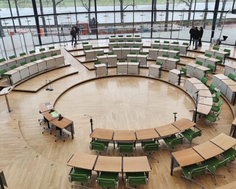 Ein Bild des Sächsischen Landtags mit befürwortender Atmosphäre für das Einstein-Teleskop in der Lausitz.