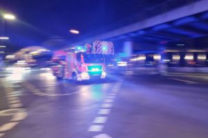 Berliner Feuerwehr löscht schweren Wohnungsbrand, tragischer Fall eines gestorbenen Babys dokumentiert.