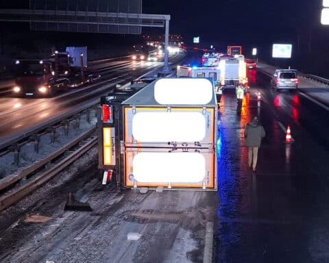 Unfallstelle: Umgekippter Sattelzug, Feuerwehr im Einsatz, glatte Straßen, Verletzter, Kraftstoffaustritt.