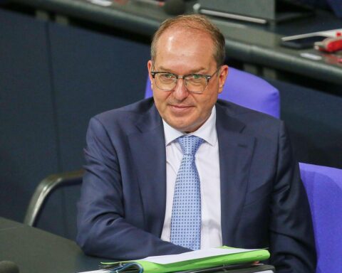Alexander Dobrindt im Fokus: Streit um Sparplan für Integrationskurse – politische Kontroversen entbrannt.