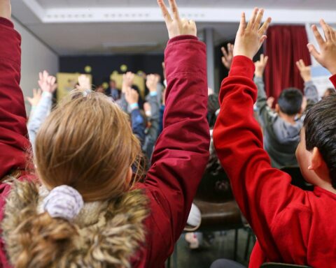 Kinder in einer Schule, Zeugnisse abholen, winterliche Straßenverhältnisse, Unterricht digital oder vor Ort.