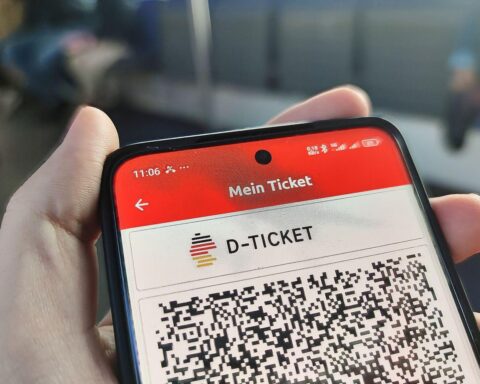 Ein Bild des Deutschlandtickets mit einem integrierten Passfoto des Inhabers zur Sicherheit.