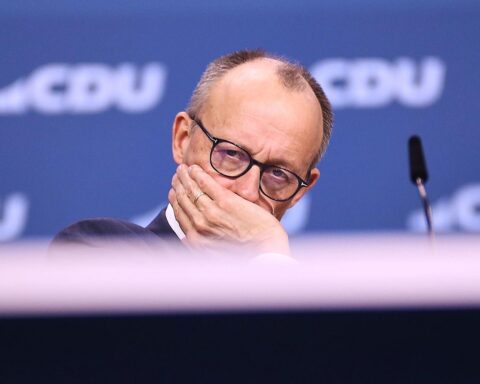Friedrich Merz diskutiert Reformideen und Sparmaßnahmen für Deutschland im politischen Kontext.