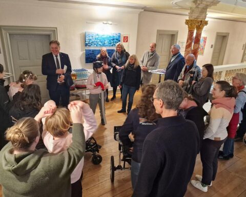 Bunte Kunstwerke von Schülern, Freude und Kreativität im Rathaus von Schwäbisch Gmünd.