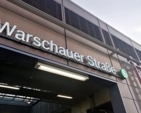 Vorplatz U-Bahnhof Warschauer Straße: Polizei und Auseinandersetzung, Schreckschusswaffe beteiligt, Verletzte.