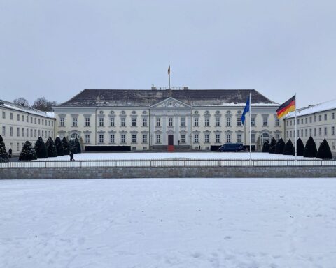Schloss Bellevue mit politischen Symbolen, das Datum der Bundespräsidentenwahl im Fokus.