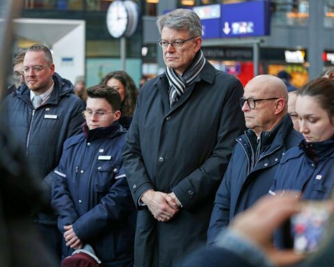 Schweigeminute im Berliner Hauptbahnhof für verstorbenen Zugbegleiter nach Gewalttat.
