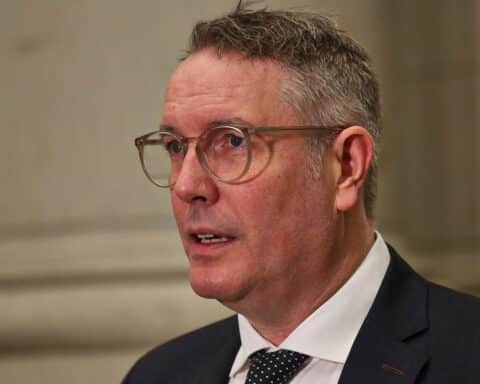 Alexander Schweitzer spricht beim Festakt zum 25-jährigen Bestehen des ELAN-Netzwerks in Mainz.