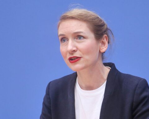 Ines Schwerdtner kritisiert CDU-Politik, fordert Zusammenarbeit und sozialere Maßnahmen für die Bevölkerung.