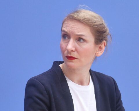 Ines Schwerdtner fordert strengere Rüstungskontrollen vor US-Investoren für mehr Sicherheit in Europa.