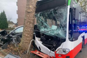 Linienbusunfall mit Verletzten, Feuerwehr und Rettungskräfte an der Einsatzstelle in Gladbeck.