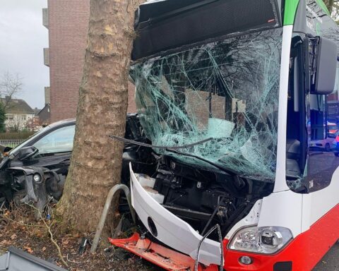 Linienbusunfall mit Verletzten, Feuerwehr und Rettungskräfte an der Einsatzstelle in Gladbeck.