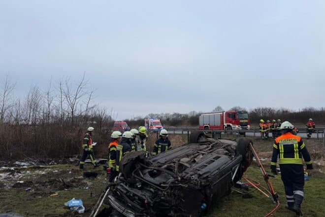 Schwerer Unfall auf A1 bei Bockel schleudert Auto auf Wiese